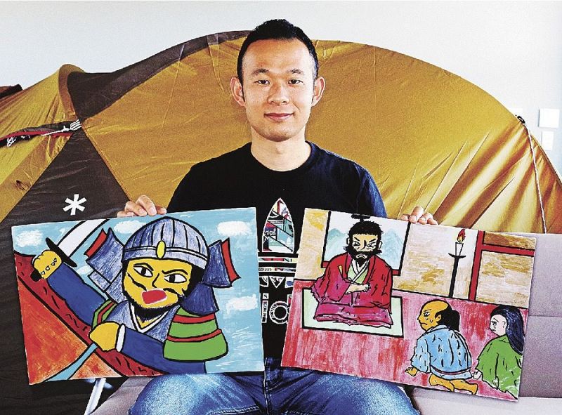 紙芝居を作った山中玉夫さん（和歌山県すさみ町周参見で）