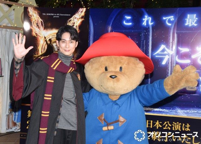 『パディントンの日本橋大冒険』の初日にスペシャルゲストとして参加した（左から）平岡祐太、パディントン （C）ORICON NewS inc.