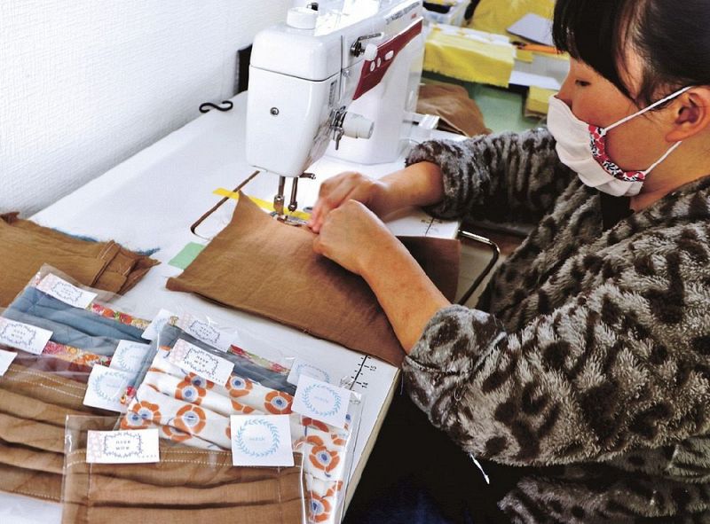 マスク作りに追われる障害者福祉施設（和歌山県上富田町生馬で）