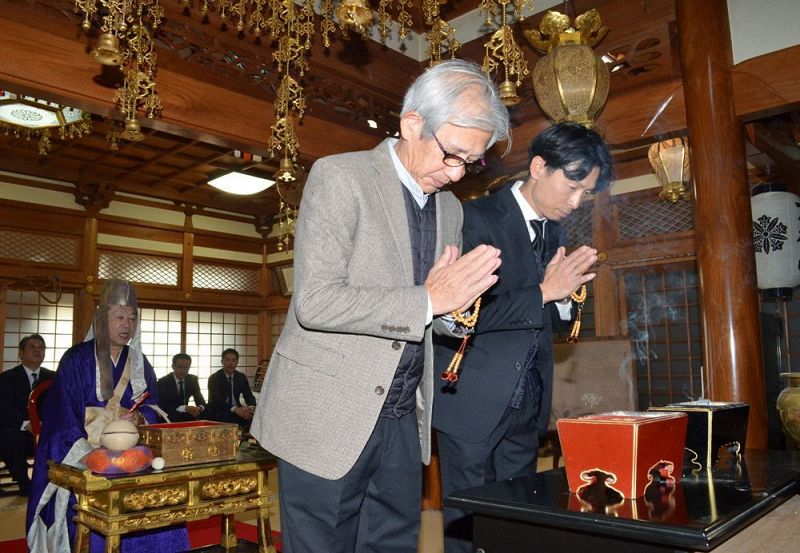 読経中、焼香して手を合わせる紀州みなべ梅干協同組合の組合員（和歌山県みなべ町堺で）