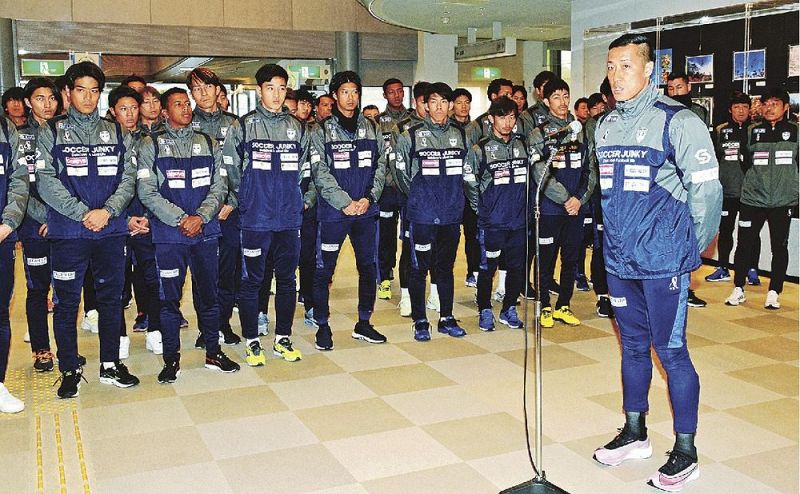 横浜ＦＣの歓迎セレモニーであいさつする南雄太選手（１６日、和歌山県上富田町朝来の上富田文化会館で）