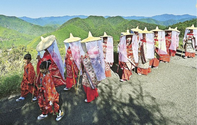 見晴らしの良い高原地区を練り歩く熊野古道絵巻行列の参加者（３日、和歌山県田辺市中辺路町で）