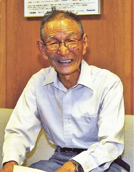 自然公園関係功労者環境大臣賞の受賞を、みなべ町長に報告に訪れた際の後藤清さん（２０１１年１０月、和歌山県みなべ町芝で）