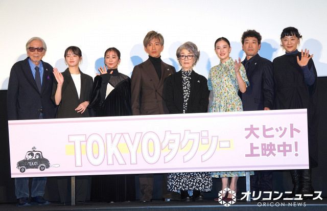 映画『TOKYOタクシー』初日舞台あいさつに出席した（左から）山田洋次監督、中島瑠菜、優香、木村拓哉、倍賞千恵子、蒼井優、迫田孝也、神野三鈴 （C）ORICON NewS inc.