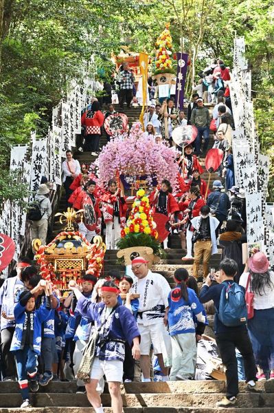 大斎原に向かい熊野本宮大社を出発する渡御の行列（１５日、和歌山県田辺市本宮町で）