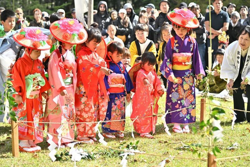御田植神事でかわいらしい所作を披露する子どもたち