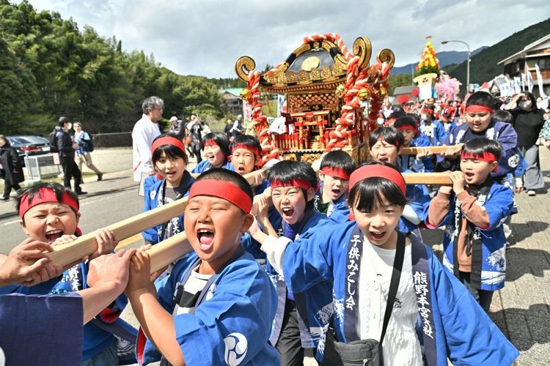元気よくみこしを担ぐ子どもたち