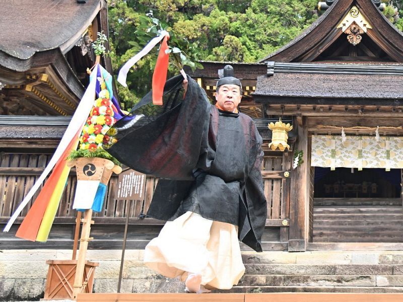 本殿祭で男舞を奉納する九鬼家隆宮司