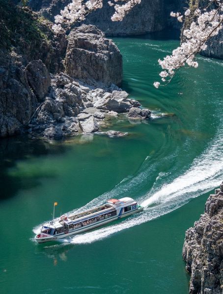 和歌山、奈良、三重の３県にまたがる瀞峡を運航する瀞峡ウオータージェット船（２０１９年４月撮影）