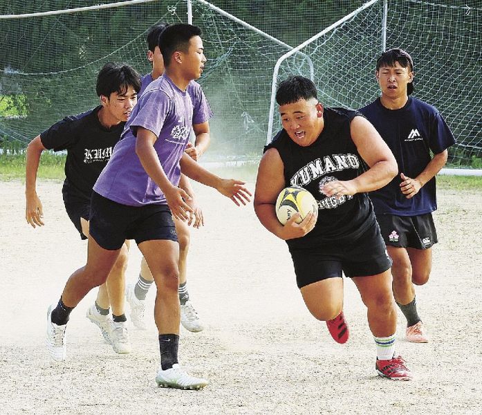 学校のグラウンドで練習する熊野の選手（和歌山県上富田町朝来で）