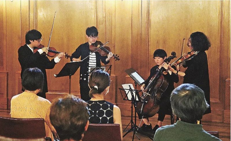 美しいハーモニーを奏でるレスイズモア（和歌山県白浜町で）