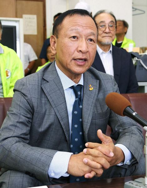 出馬を表明する大江康弘氏（８日、和歌山県田辺市役所で）