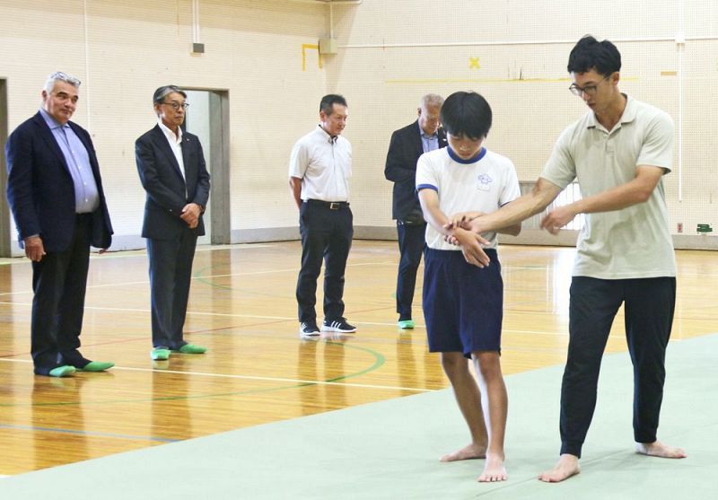 合気道の授業を視察するウィルコ・フリースマン理事長（左）＝和歌山県田辺市新庄町で