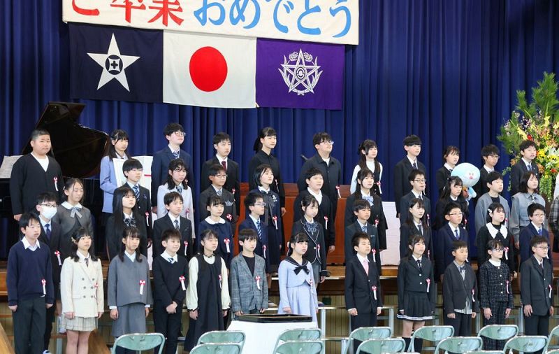 別れの歌を歌う卒業生（２１日、和歌山県田辺市の会津小学校で）