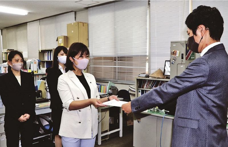 ＪＡＬから県に派遣され、辞令の交付を受ける岡田真里子さん（１日、和歌山県庁で）