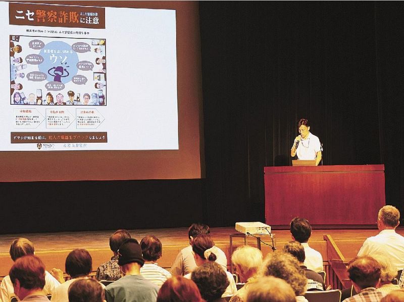 詐欺被害防止について講演する県警の担当者（２２日、和歌山県田辺市新屋敷町で）