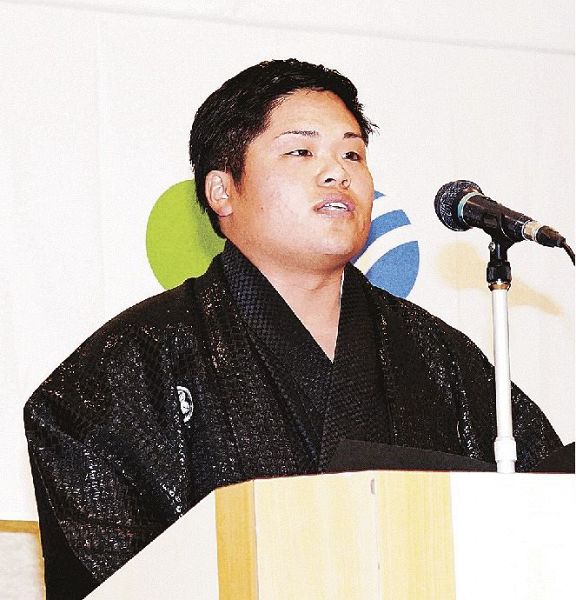 新成人としての決意を述べる坂口賦さん