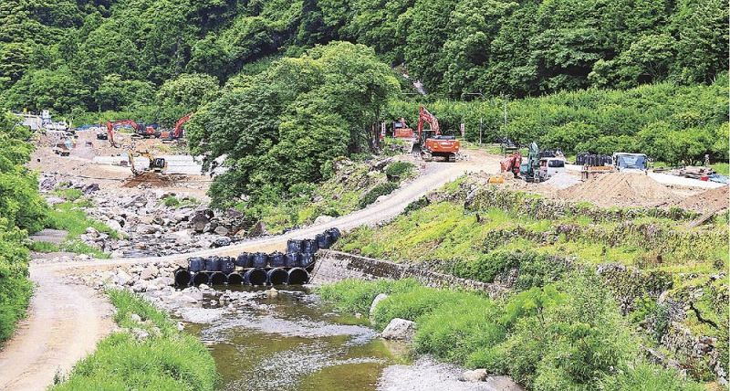 川の対岸で工事が進む新ルート（和歌山県田辺市上秋津で）
