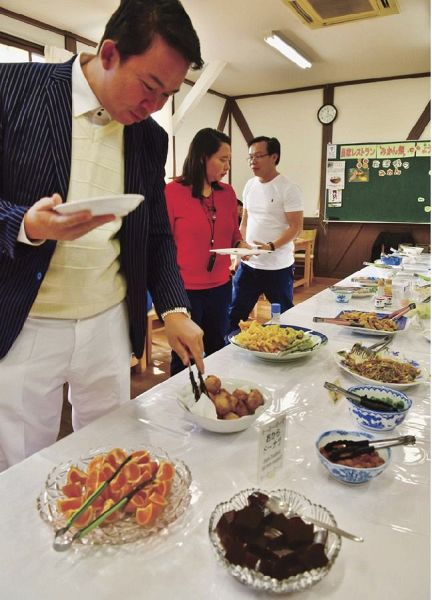 秋津野ガルテンで料理を食べる研修の参加者（和歌山県田辺市上秋津で）