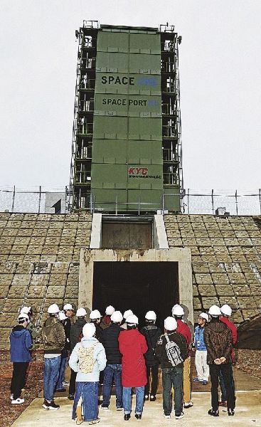 ツアーでロケット発射場の煙道を見学する参加者（２月、和歌山県串本町田原で）