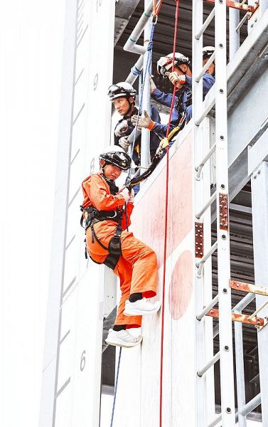 ロープで降下する富田中学校２年の生徒（和歌山県白浜町で）