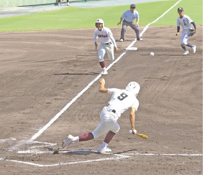 田辺―和歌山高専　先制した田辺は１回１死満塁で鳥山（背番号９）がバント安打を決め、敵失も重なって２点を追加する＝和歌山県和歌山市の紀三井寺球場で