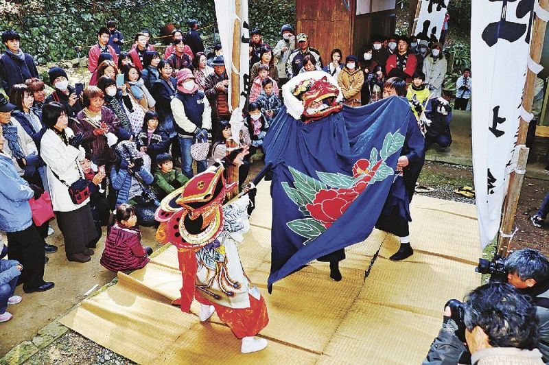 地元の青年らでつくる「大同会」が５演目を水門神社境内で奉納した