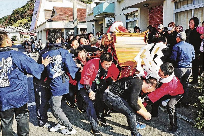 櫂伝馬競漕で勝った組と負けた組による獅子屋台の押し合い