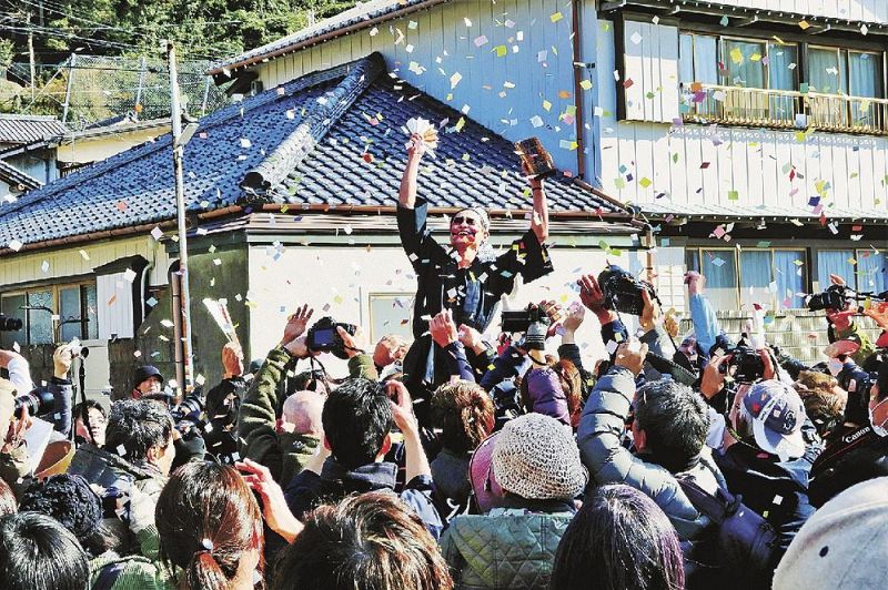 化粧をした「商人」がそろばんを手に紙吹雪を散らして盛り上げた