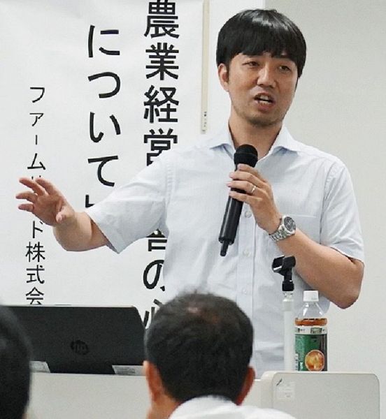 農業経営改善の進め方について講演する佐川友彦さん（和歌山県田辺市新庄町で）