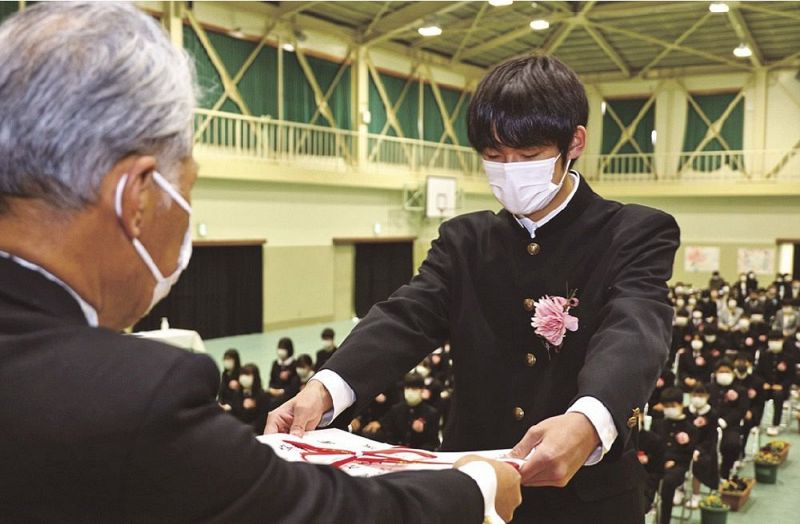 卒業証書を受け取る代表生徒（７日、和歌山県田辺市高雄３丁目の高雄中学校で）