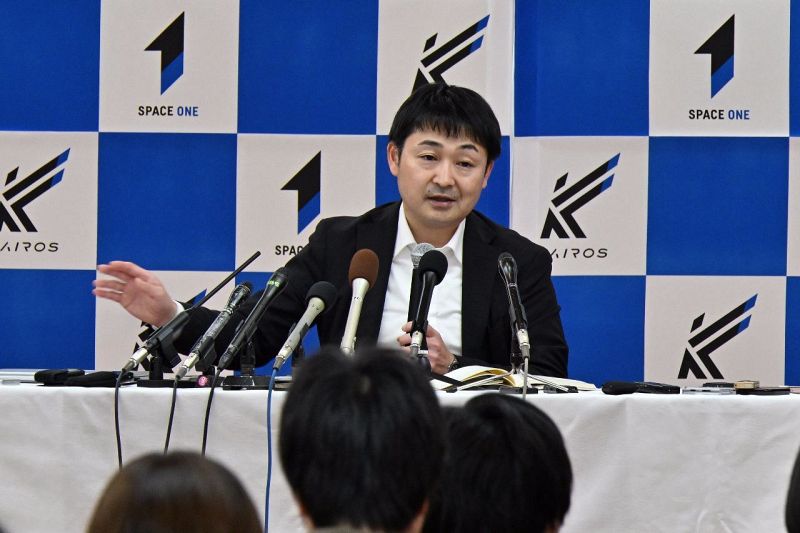 打ち上げを延期した理由について説明するスペースワンの阿部耕三執行役員（９日、那智勝浦町で）