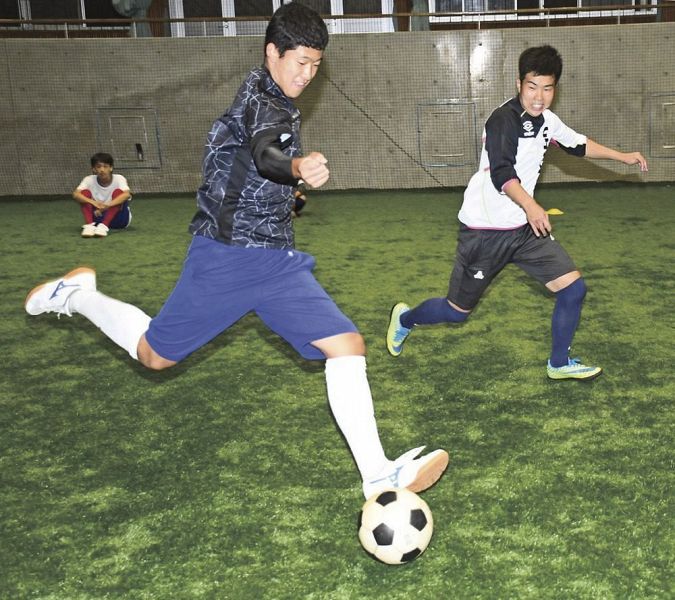 練習に励む串本古座高校サッカー部（１９日、串本町の串本古座高校で）