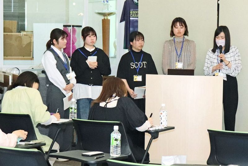 新商品のアイデアなどを発表する立命館大学の学生（和歌山県白浜町で）