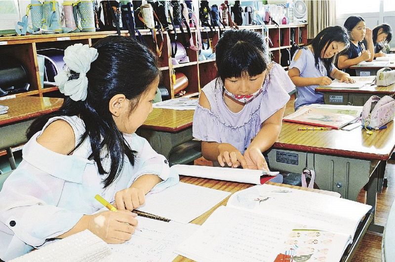 南部小学校の３年生と一緒に授業を受ける大竹菜奈子さん（左）＝１７日、和歌山県みなべ町北道で