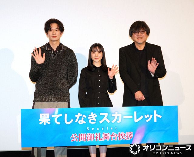 映画『果てしなきスカーレット』公開御礼舞台あいさつに登壇した（左から）岡田将生、芦田愛菜、細田守監督 （C）ORICON NewS inc.