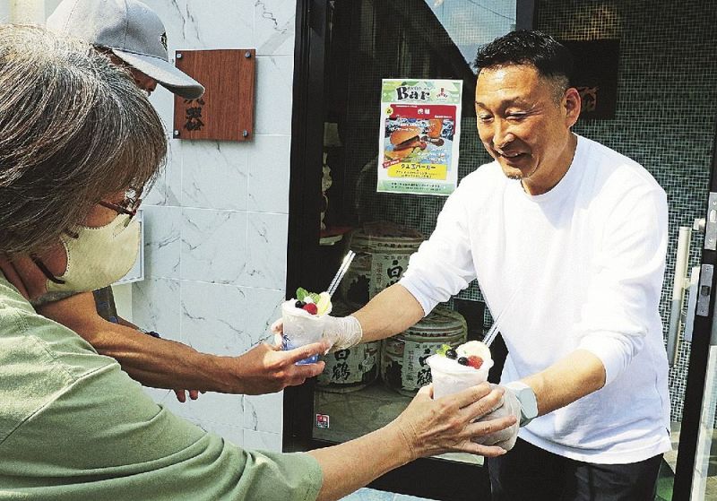 来場客に振る舞われたオリジナルドリンク（１８日、和歌山県白浜町で）