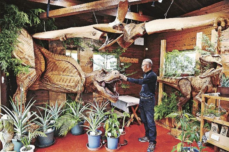 迫力満点の作品を楽しめる「恐竜カフェもどき」の会場（和歌山県田辺市龍神村柳瀬で）