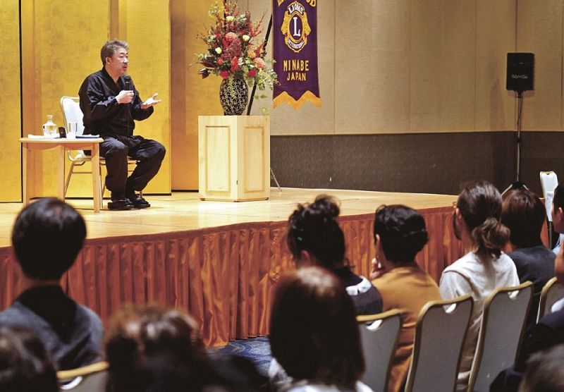 「何のために生きるのか」と自分を見つめ直すことの大切さを訴える中村文昭さん（１６日、和歌山県みなべ町山内で）