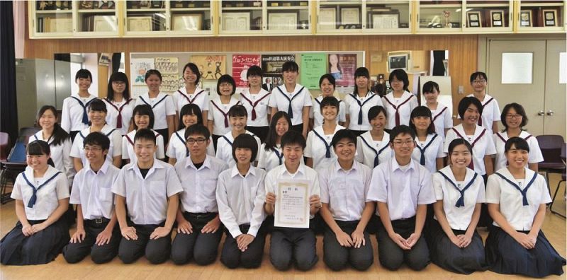 県代表に選ばれた田辺中学校・高校合唱部員（和歌山県田辺市学園で）