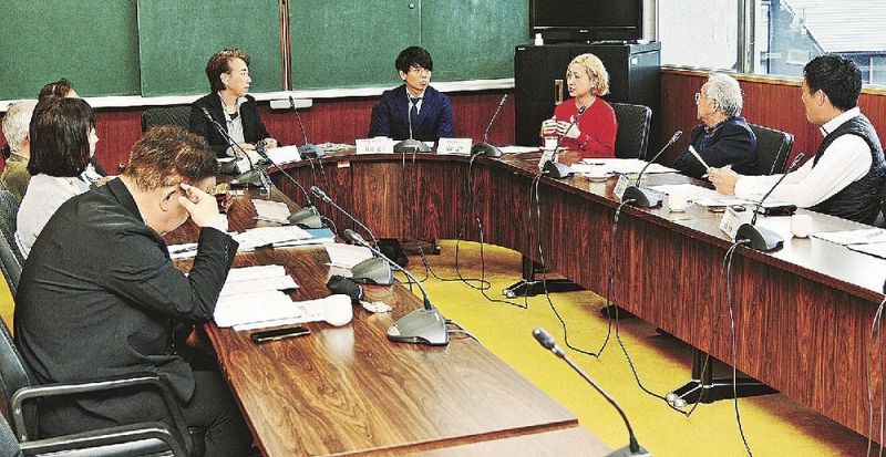 １年間の任期を務めた広報モニターと意見を交わした懇談会（和歌山県上富田町朝来で）