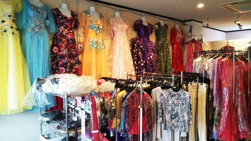 カラオケ・ダンス用の衣装店「ショールーム色（カラー）」