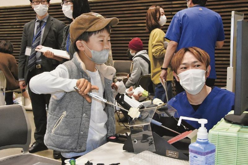 医師の助言を受けながら手術器具を操作する参加者（田辺市たきない町で）