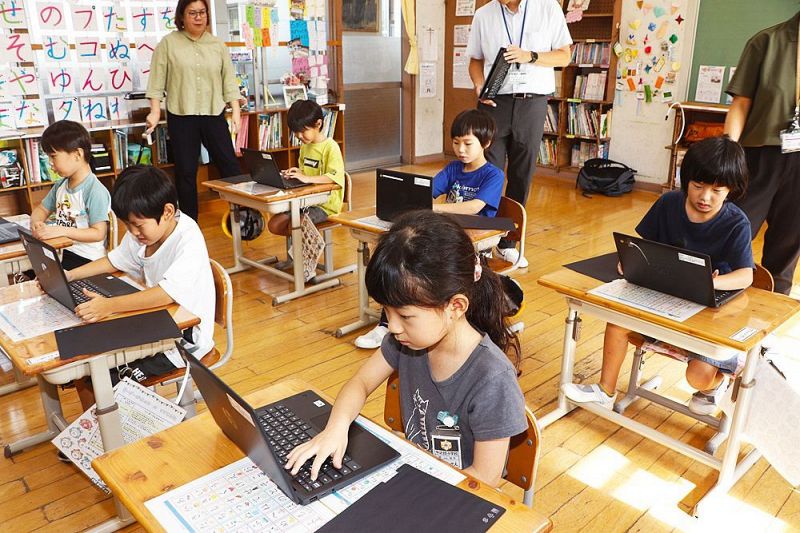 更新されたタブレット端末を早速活用する児童（和歌山県田辺市中辺路町栗栖川で）