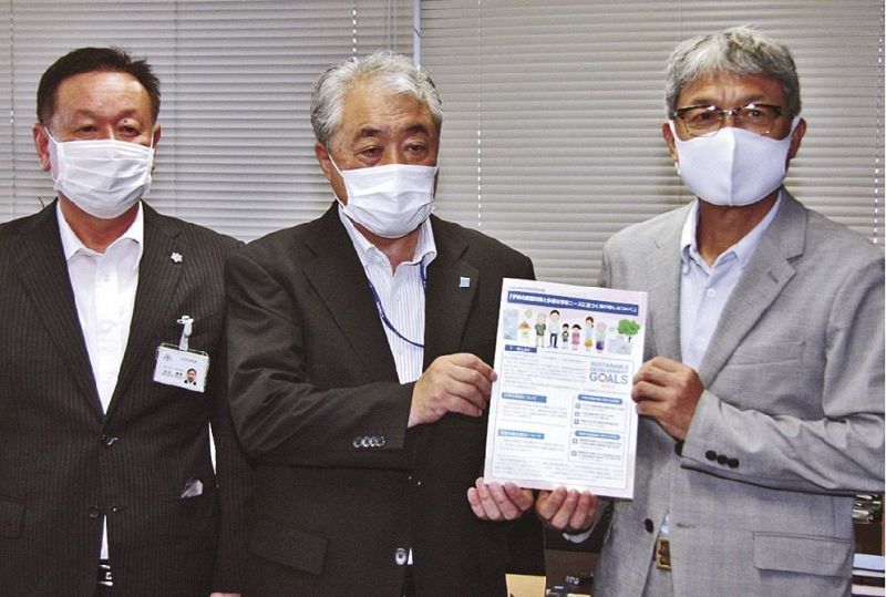 和歌山県教育委員会の宮﨑泉教育長（右）に提言書を手渡す県社会教育委員会議の東中啓吉議長（中央）＝和歌山県教育長室で