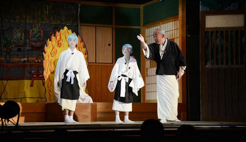 小学生も加わりユーモラスに演じた奉納芝居（１２日、和歌山県上富田町市ノ瀬で）