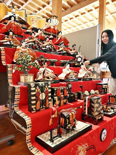 世界遺産熊野本宮館に展示されている七段飾りのひな人形（和歌山県田辺市本宮町で）