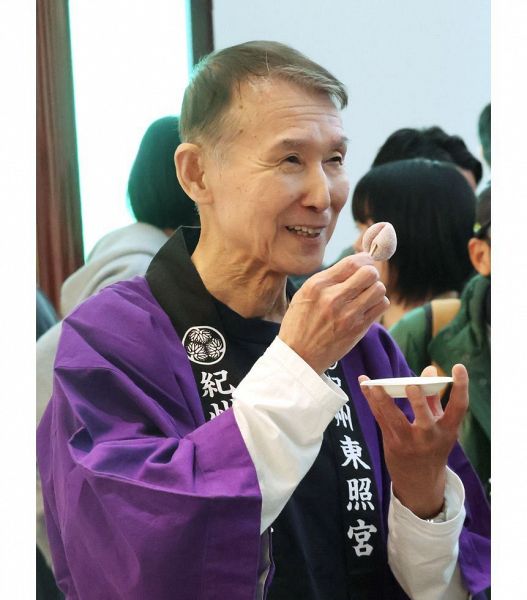 開幕した大阪・関西万博の「和歌山ゾーン」で、スイーツを試食する岸本周平知事（１３日、大阪市で）