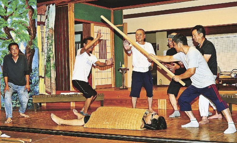 春日神社の奉納芝居本番に向けて、稽古に励む出演者（和歌山県上富田町市ノ瀬で）