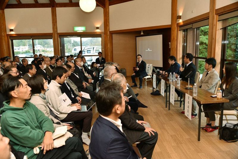 世耕弘成衆院議員が幹事代表を務める「『和歌山から日本を再起動！！』実現の会」が開いた第１回勉強会（和歌山県古座川町月野瀬で）